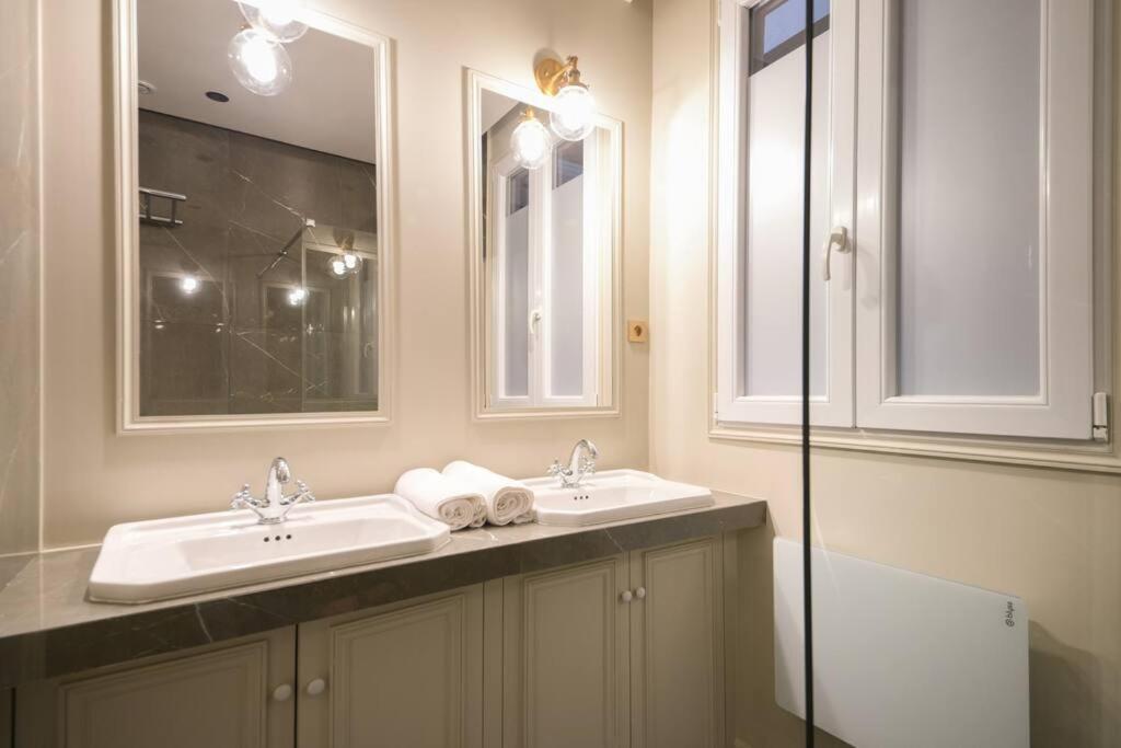 Modern And Cosy Flat In The Heart Of Notre Dame * Parijs